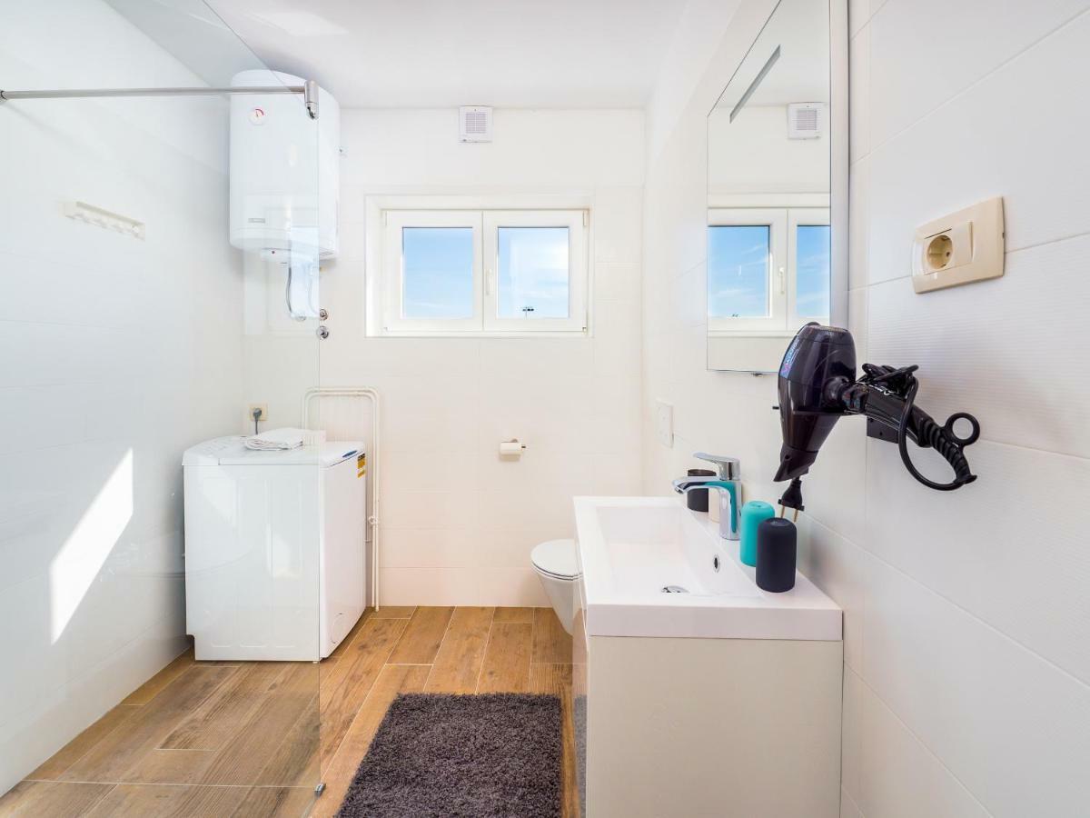 Appartments Adriatic Omisalj ภายนอก รูปภาพ